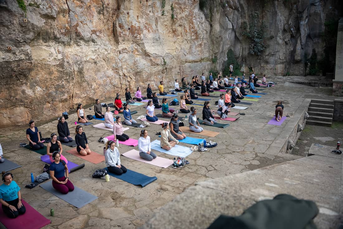 Un grupo de meditación con auriculares AURA
